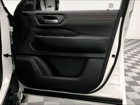 New 2026 Nissan Armada SL w/ Captain's Chari Seat Package AWD/4WD image 39