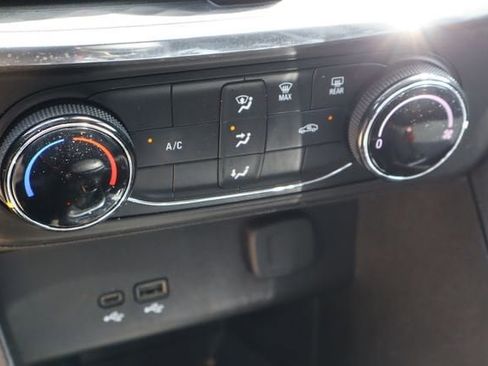 Certified 2025 Buick Encore GX Preferred FWD image 23
