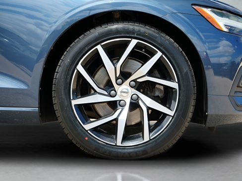 Used 2020 Volvo S60 T5 Momentum w/ Protection Package FWD image 9