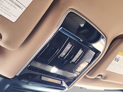 Certified 2025 Land Rover Range Rover SE image 22