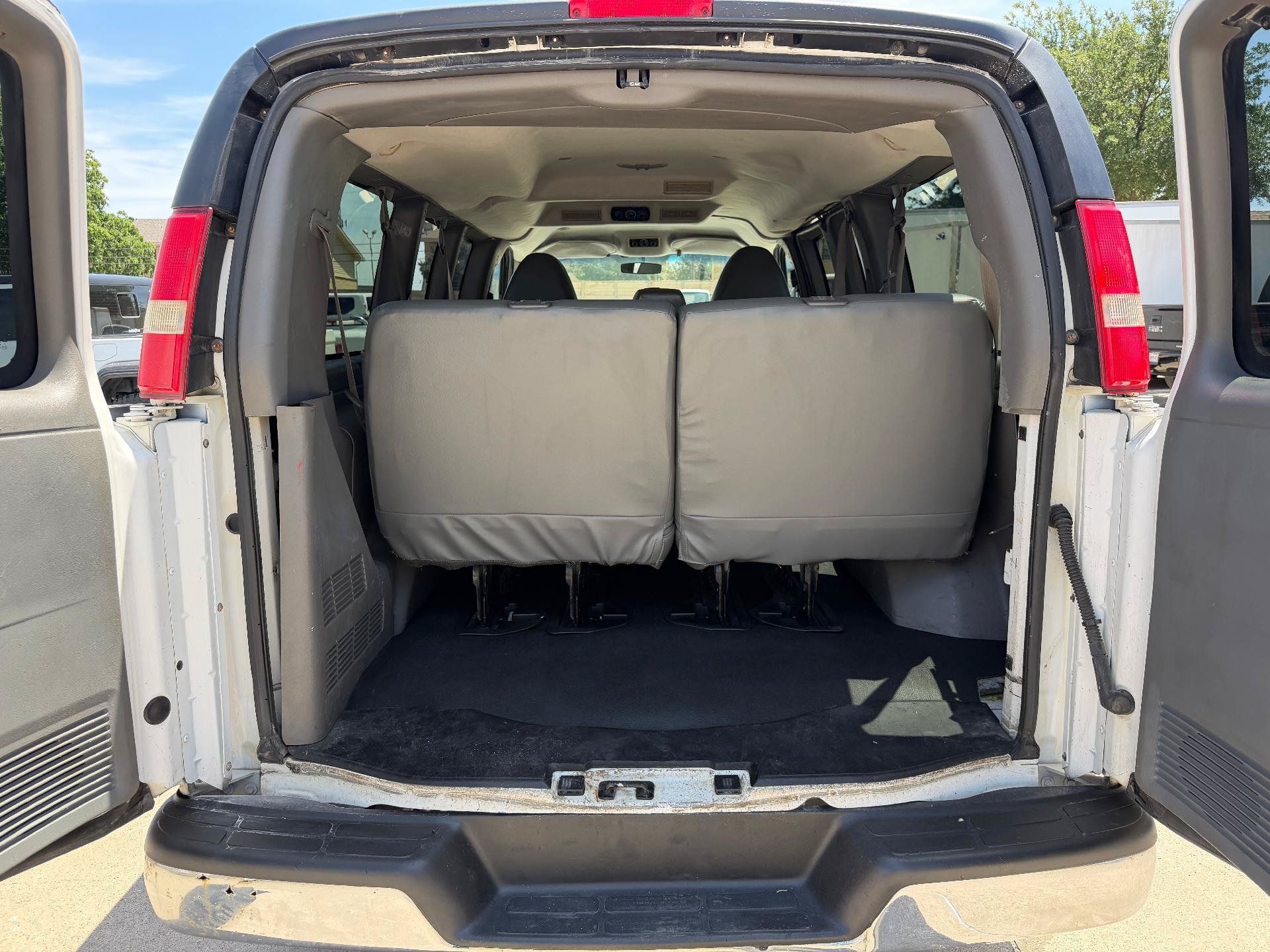 Used 2015 Chevrolet Express 2500 LT w/ LT Preferred Equipment Group RWD image 17