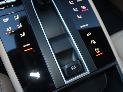 Certified 2025 Porsche Macan image 22