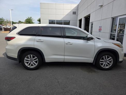 Used 2016 Toyota Highlander LE FWD image 3