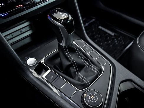 Certified 2022 Volkswagen Tiguan SE image 19