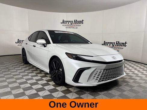 Used 2025 Toyota Camry XSE FWD image 4
