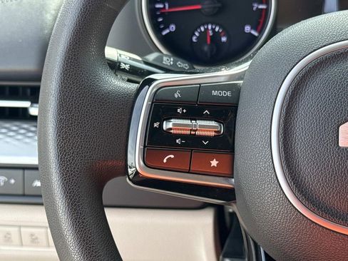 Used 2022 Kia Carnival LX FWD image 29