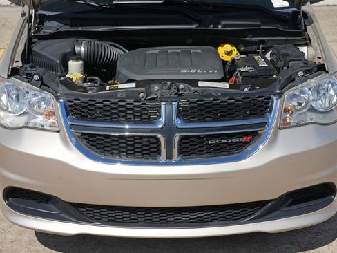 Used 2015 Dodge Grand Caravan American Value Package w/ UConnect Hands-Free Group FWD image 7