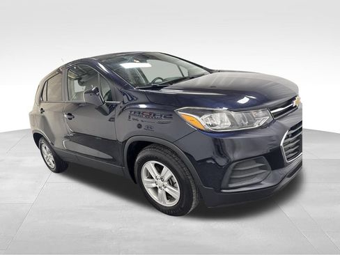 Used 2022 Chevrolet Trax LS w/ Tint and Cruise Package FWD image 3