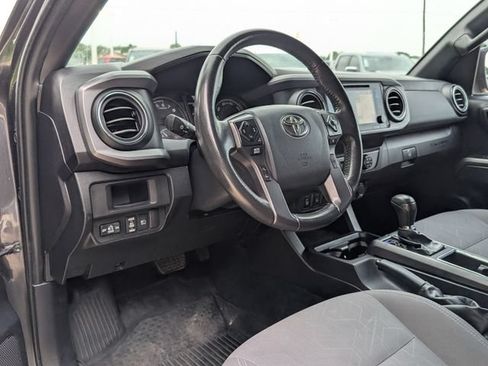 Used 2019 Toyota Tacoma TRD Off-Road w/ Technology Package AWD/4WD image 4