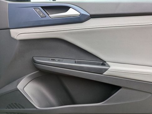 Used 2024 Volkswagen Taos SE image 32