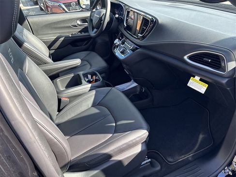 New 2026 Chrysler Pacifica Select w/ S Appearance Package image 15