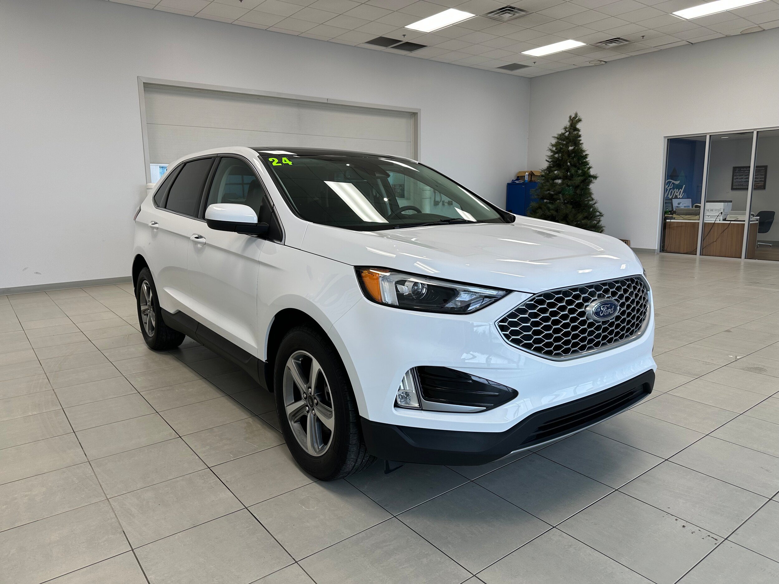 Used 2024 Ford Edge SEL w/ Convenience Package AWD/4WD image 4