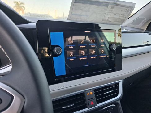 New 2026 Volkswagen Taos SE FWD image 8