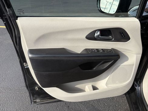 Used 2022 Chrysler Pacifica Touring-L image 3