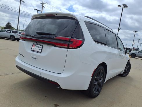 New 2026 Chrysler Pacifica Select w/ S Appearance Package FWD image 29
