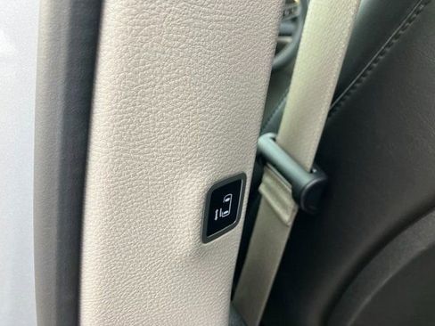 Used 2024 Chrysler Pacifica Touring-L image 20