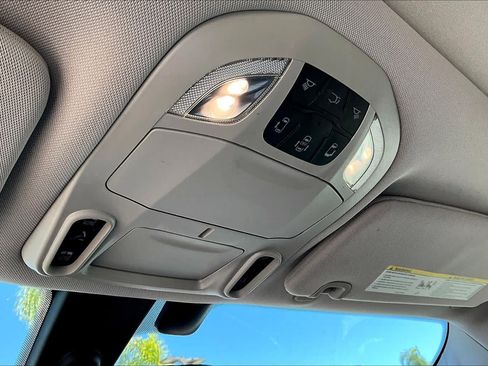 Used 2018 Chrysler Pacifica Limited w/ Tire & Wheel Group FWD image 33