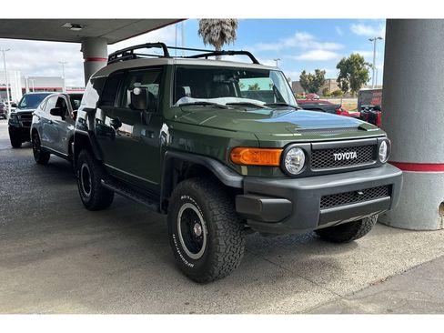 Used 2013 Toyota FJ Cruiser 4WD w/ Upgrade Pkg image 2
