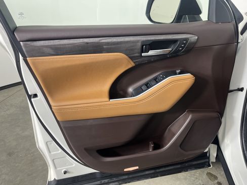 Used 2021 Toyota Highlander Platinum image 18