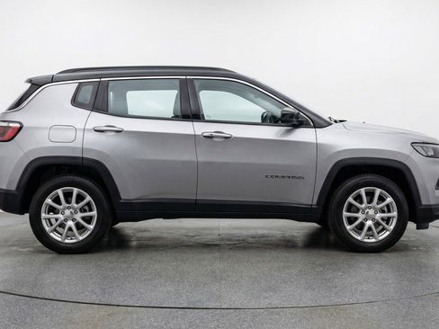 Used 2025 Jeep Compass Limited image 11
