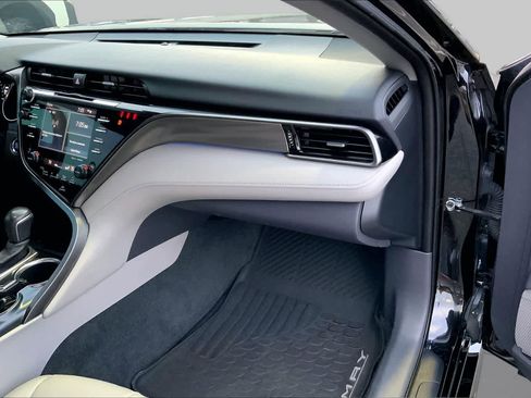 Used 2020 Toyota Camry XSE FWD image 18