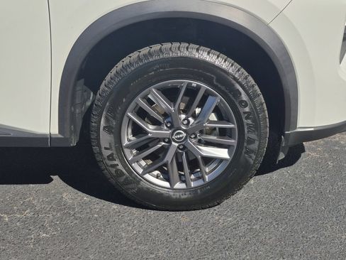 Used 2024 Nissan Rogue S AWD/4WD image 18