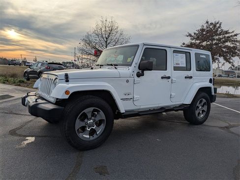 Used 2017 Jeep Wrangler Unlimited Sahara w/ Max Tow Package image 9