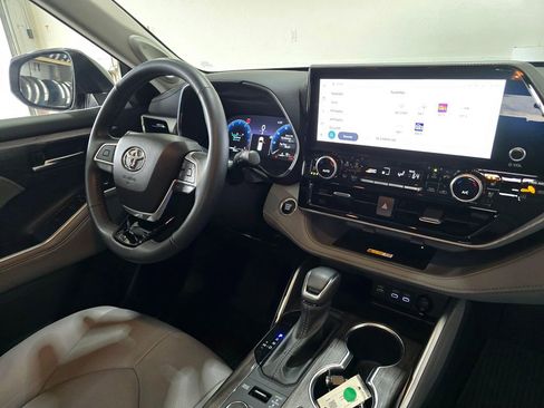 Used 2024 Toyota Highlander Platinum AWD/4WD image 31