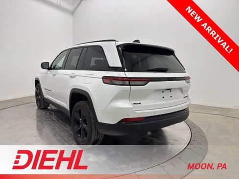 Used 2023 Jeep Grand Cherokee Limited w/ Black Appearance Package image 5