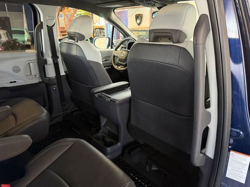 Used 2024 Toyota Sienna XSE AWD/4WD image 17