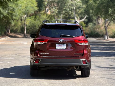 Used 2017 Toyota Highlander Limited w/ Preferred Accessory Package AWD/4WD image 4