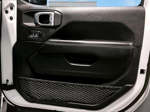 Used 2019 Jeep Wrangler Unlimited Sahara w/ Cold Weather Group image 29