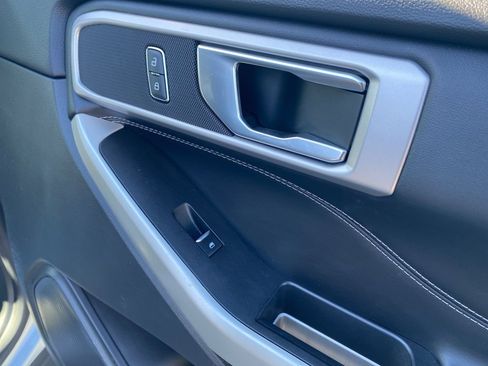 Used 2021 Ford Explorer XLT image 13