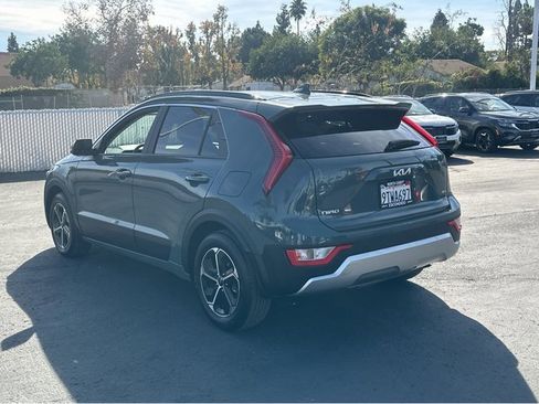 Certified 2025 Kia Niro EX image 4