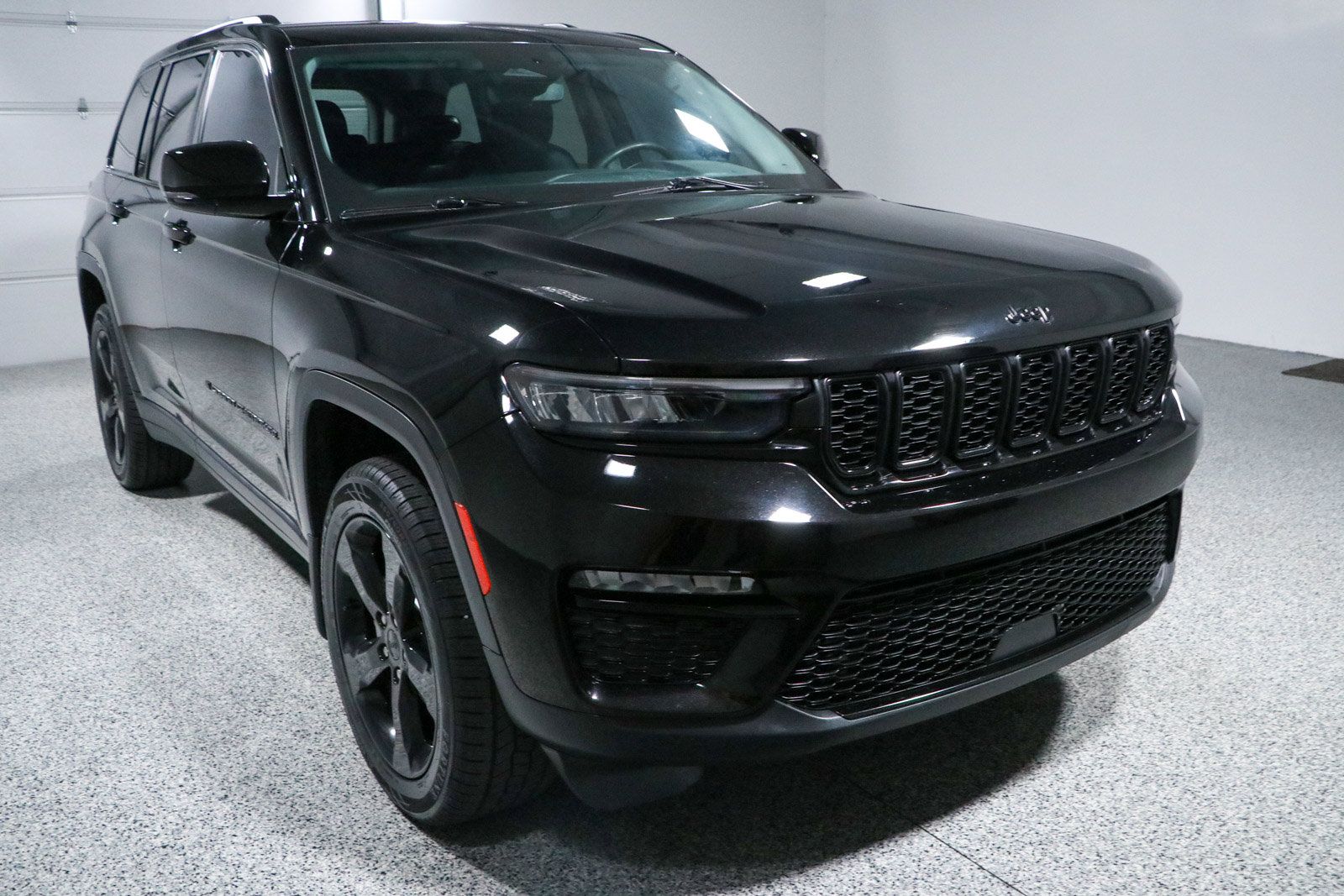 Used 2023 Jeep Grand Cherokee Limited w/ Black Appearance Package AWD/4WD image 5