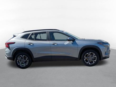 Used 2025 Chevrolet Trax LT w/ LT Convenience Package image 2