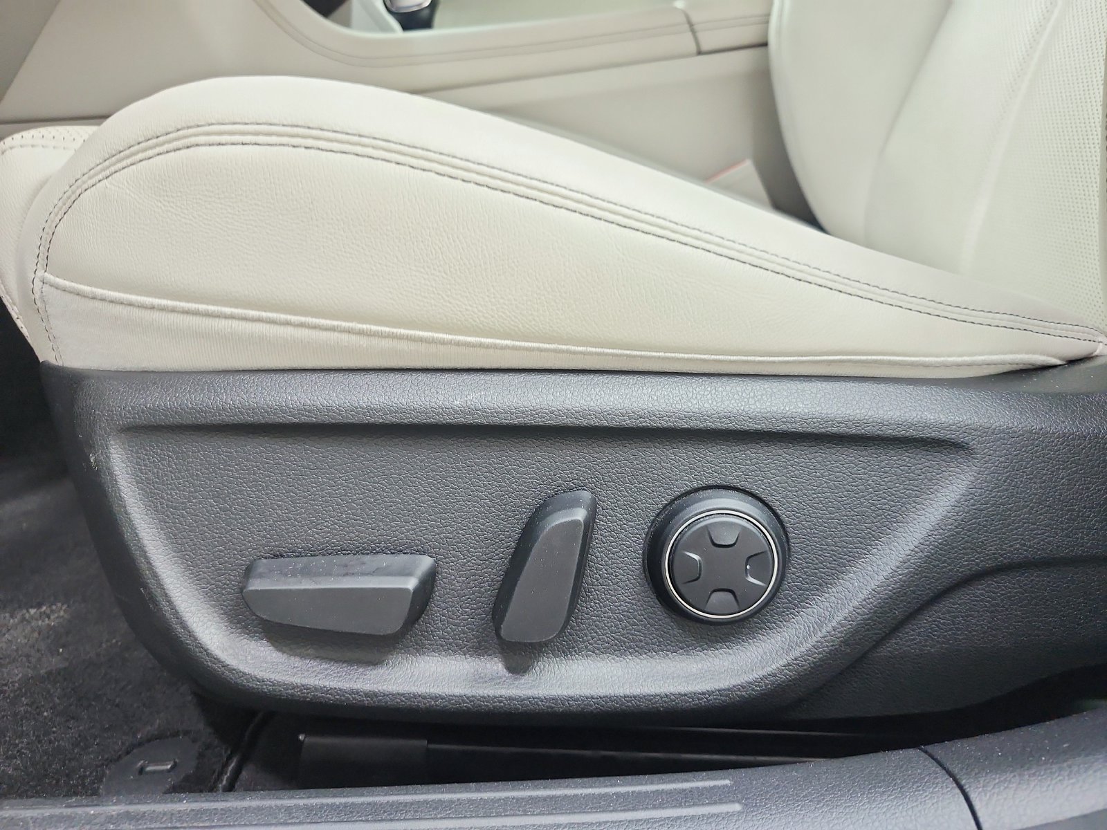 Used 2025 Genesis G70 2.5T RWD image 11