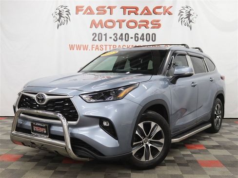 Used 2023 Toyota Highlander XLE image 1