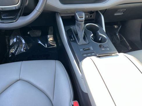 Used 2021 Toyota Highlander XLE image 22