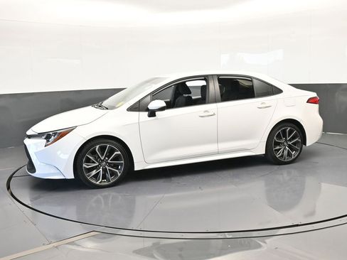 Used 2020 Toyota Corolla LE image 2