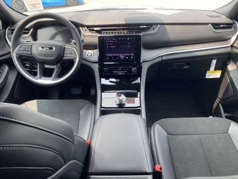 New 2025 Jeep Grand Cherokee L Altitude image 35