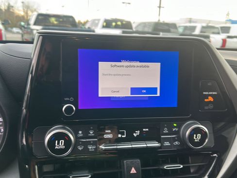 Used 2023 Toyota Highlander LE image 13