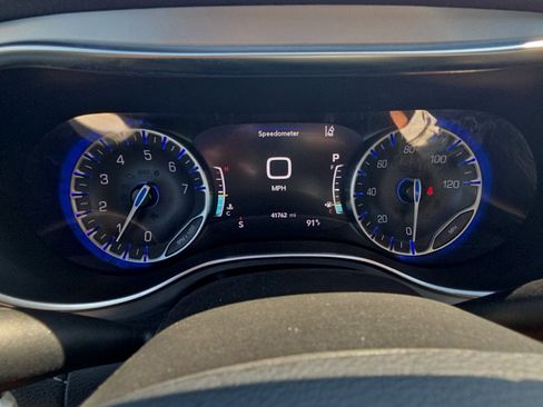 Used 2025 Chrysler Pacifica Limited FWD image 15