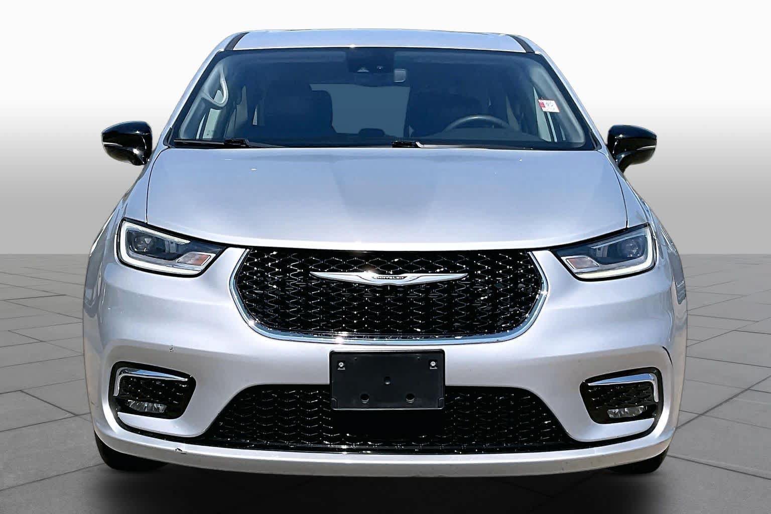 Used 2024 Chrysler Pacifica Touring-L FWD image 3