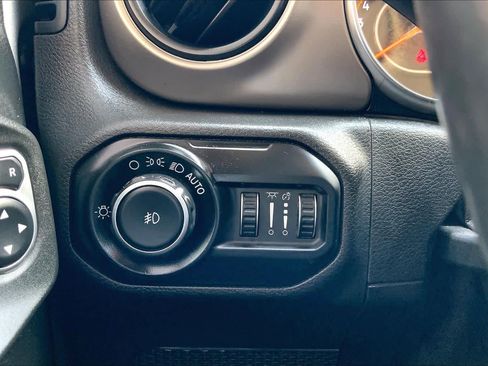 Used 2019 Jeep Wrangler Unlimited Sport S AWD/4WD image 32