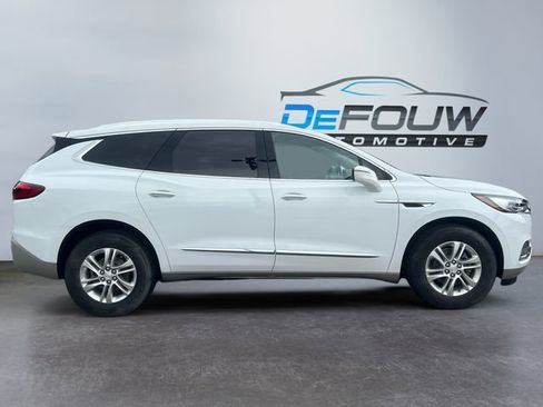 Used 2021 Buick Enclave Essence image 2
