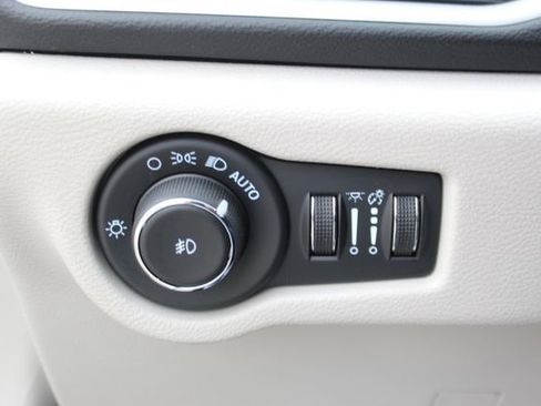 Used 2024 Chrysler Pacifica Touring-L image 16