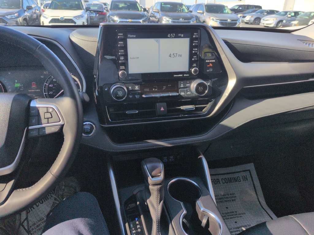Used 2022 Toyota Highlander XLE AWD/4WD image 17