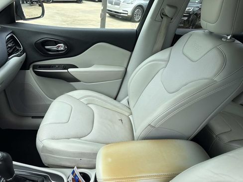 Used 2019 Jeep Cherokee Limited FWD image 18