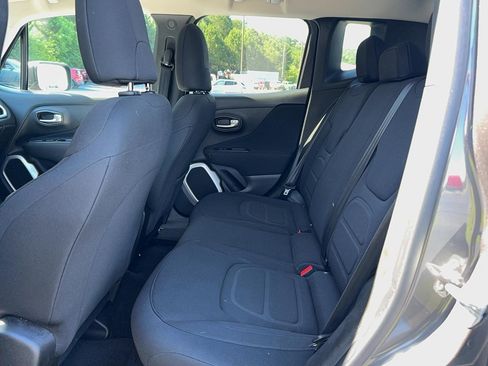 Used 2018 Jeep Renegade Latitude FWD image 26
